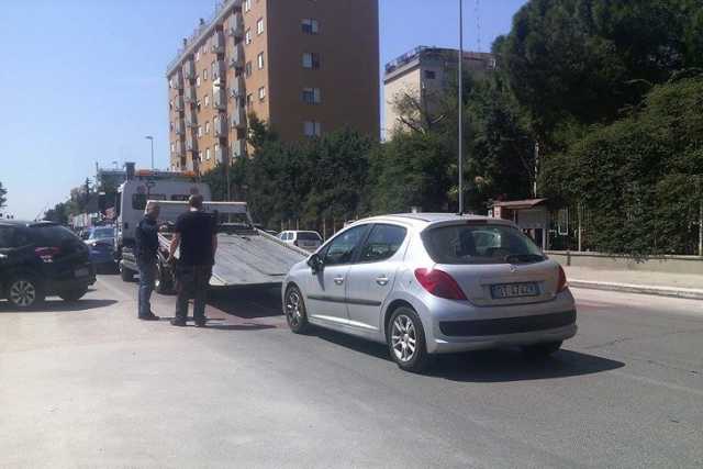 Bari, Parco 2 Giugno: trovato il cadavere di un giovane in un'auto